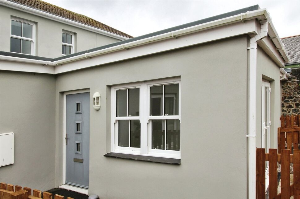 3 bedroom Mid Terrace House to rent, South Terrace, Camborne, TR14 £