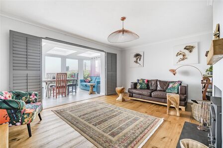 High Street, 3 bedroom Detached Bungalow to rent, £1,600 pcm