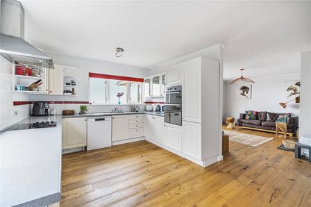 High Street, 3 bedroom Detached Bungalow to rent, £1,500 pcm