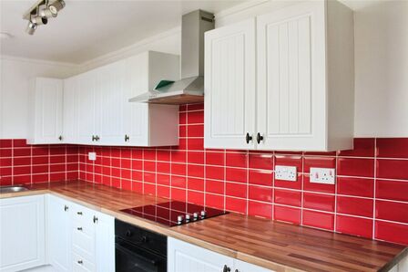 2 bedroom Mid Terrace House to rent