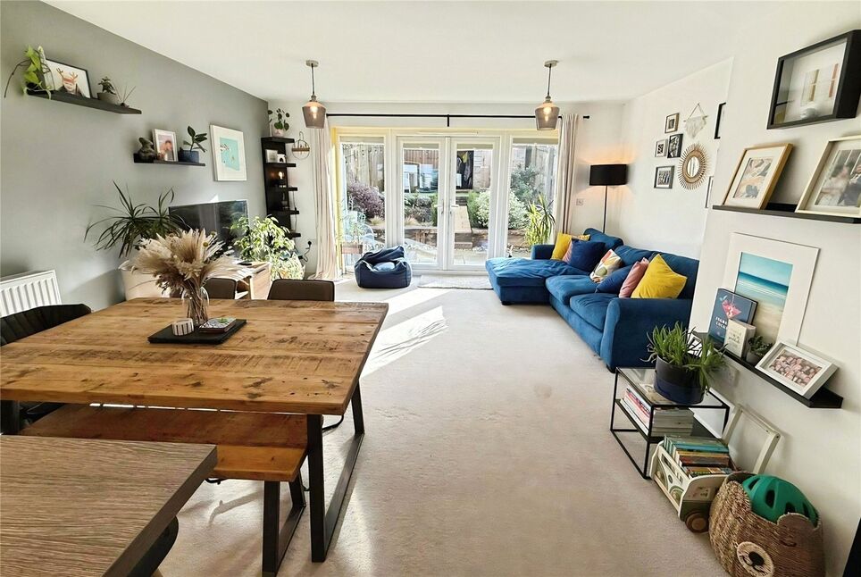 Lounge / Dining Area