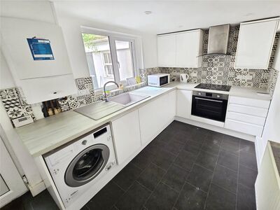 King George V Memorial Walk, 2 bedroom Semi Detached House to rent, &pound;1,300 pcm