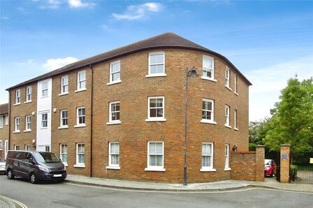The Spires, 2 bedroom  Flat to rent, £1,300 pcm
