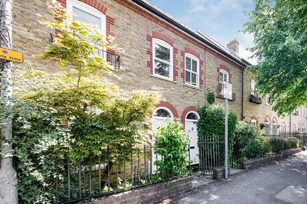 Roper Road, 3 bedroom  House to rent, £1,500 pcm