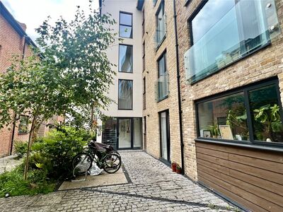 Stour Street, 2 bedroom Flat to rent, &pound;1,600 pcm