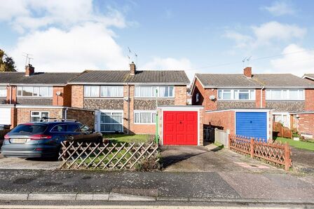 Mead Way, 3 bedroom Semi Detached House to rent, £1,350 pcm