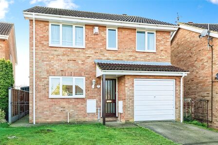 Manor Close, 4 bedroom Detached House to rent, £1,750 pcm