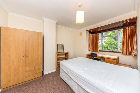 1 bedroom  Room to rent