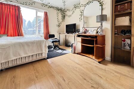 1 bedroom  Room to rent