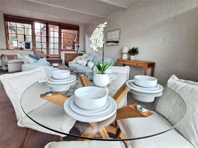 3 bedroom Mid Terrace House for sale