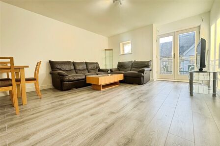 Bingley Court, 3 bedroom Flat to rent, &pound;1,500 pcm