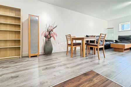 Bingley Court, 3 bedroom Flat to rent, &pound;1,500 pcm