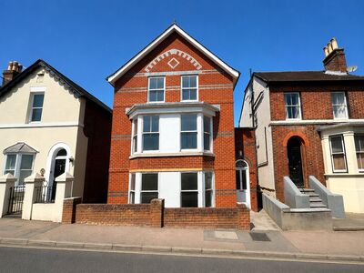 3 bedroom Flat to rent