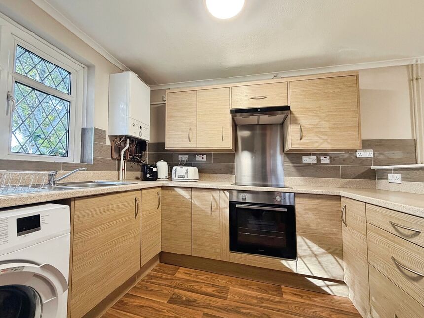 4 bedroom Mid Terrace House to rent
