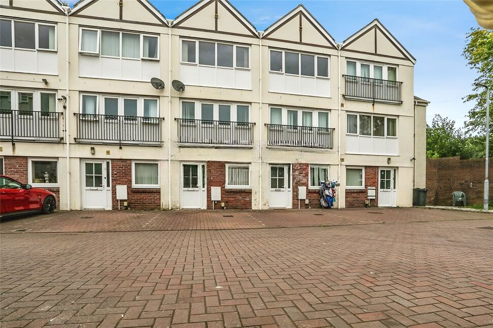 4 bedroom Mid Terrace House to rent