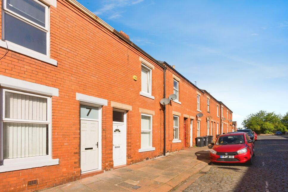 2 bedroom Mid Terrace House for sale