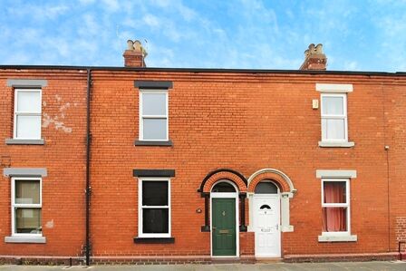 2 bedroom Mid Terrace House for sale