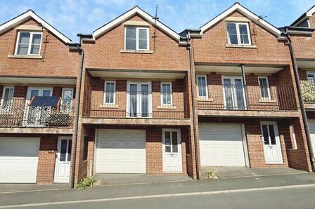 3 bedroom Mid Terrace House for sale