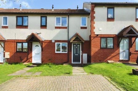 Sunningdale Gardens, 2 bedroom Mid Terrace House to rent, &pound;850 pcm