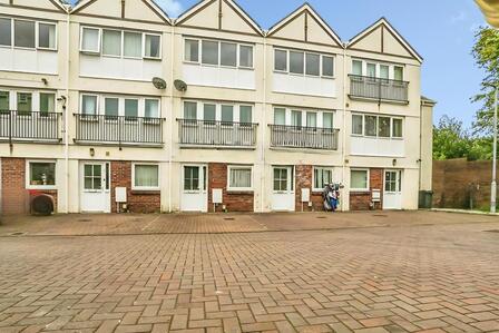 4 bedroom Mid Terrace House for sale