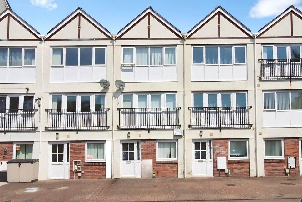 4 bedroom Mid Terrace House for sale