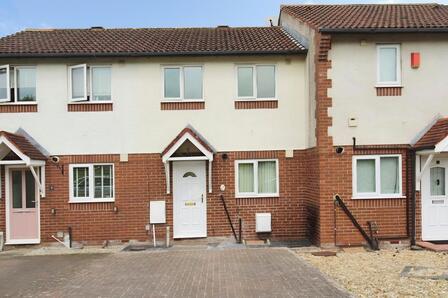 Sunningdale Close, 2 bedroom Mid Terrace House to rent, &pound;850 pcm