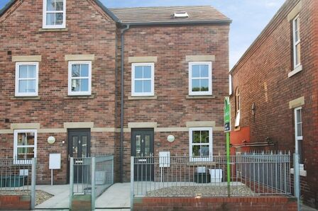 4 bedroom End Terrace House to rent
