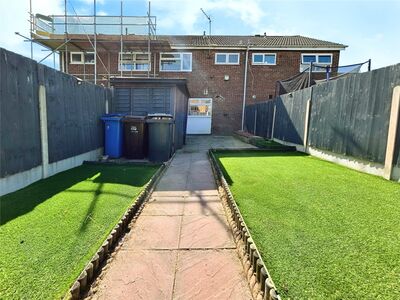 3 bedroom Mid Terrace House to rent