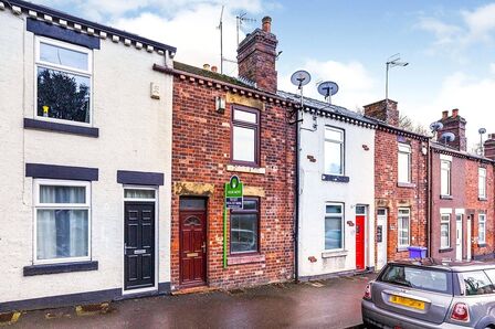 Station Road, 2 bedroom Mid Terrace House to rent, £800 pcm