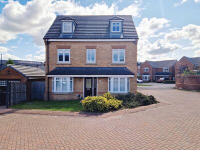 Bradfield Way, 5 bedroom Detached House to rent, &pound;1,750 pcm