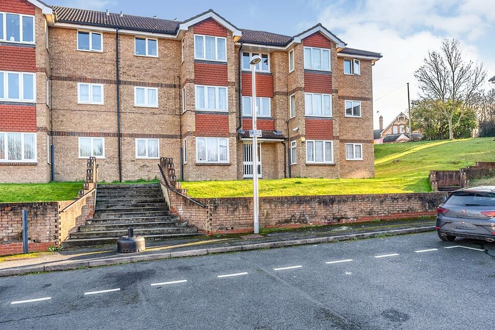 2 bedroom Flat to rent, Chilham Close, Chatham, ME4 £925 pcm