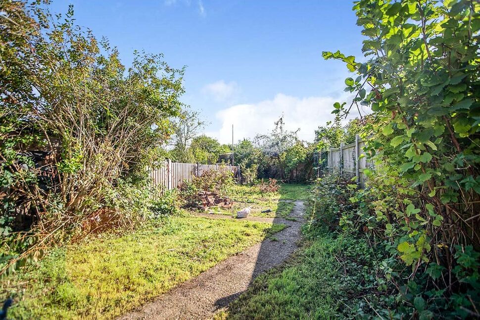 3 bedroom Mid Terrace House to rent, Ewart Road, Chatham, ME4 £1,450 pcm