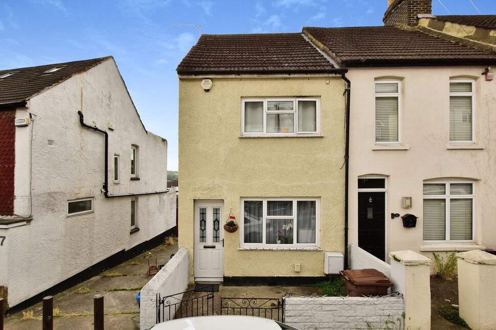 2 bedroom End Terrace House for sale, Gordon Road, Chatham, ME4 £200,000