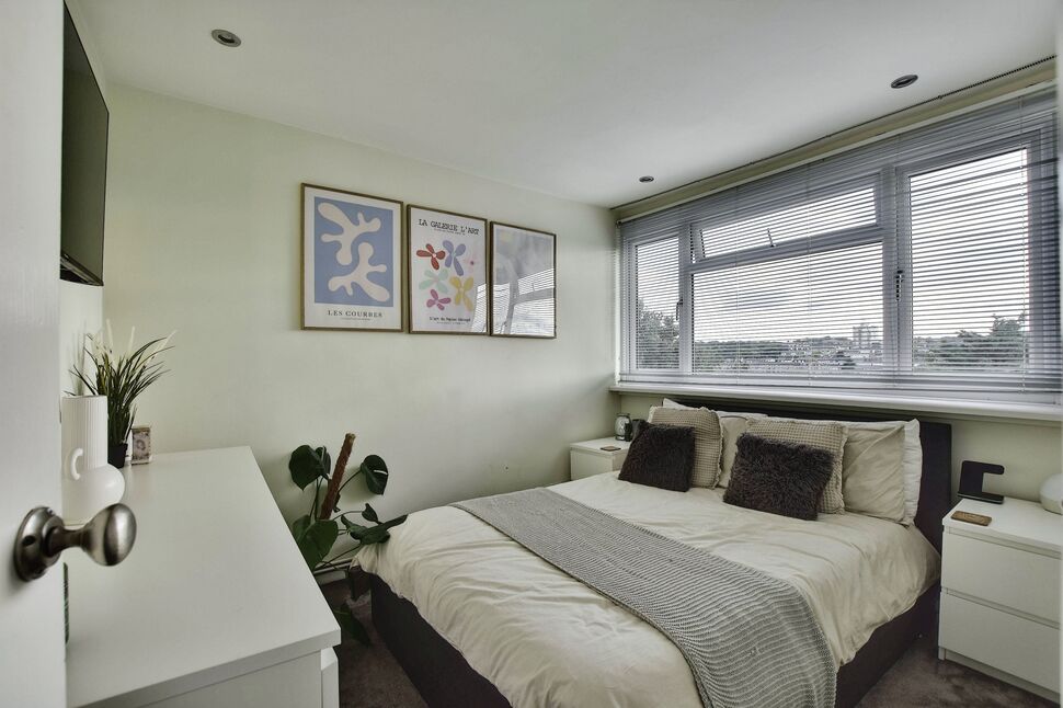 2 bedroom Detached House for sale, Upper Luton Road, Chatham, ME5 £