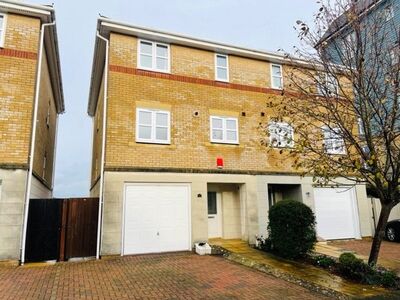 4 bedroom Semi Detached House to rent
