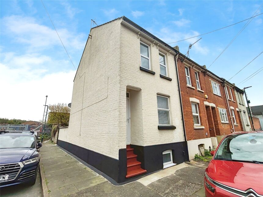 2 bedroom Detached House for sale, Upper Luton Road, Chatham, ME5 £