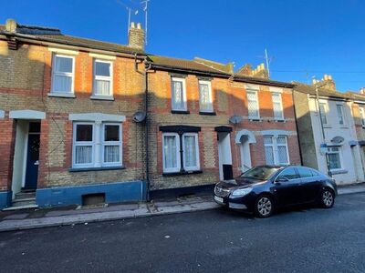 4 bedroom Mid Terrace House to rent