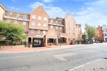 High Street, 1 bedroom  Flat for sale, £62,000