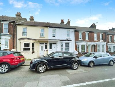 Lansdowne Road, 3 bedroom Mid Terrace House to rent, £1,500 pcm