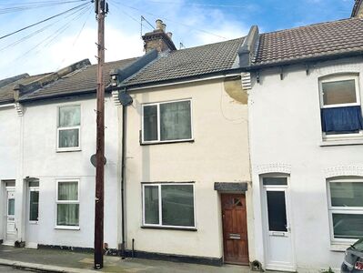 Ernest Road, 2 bedroom Mid Terrace House to rent, £1,200 pcm