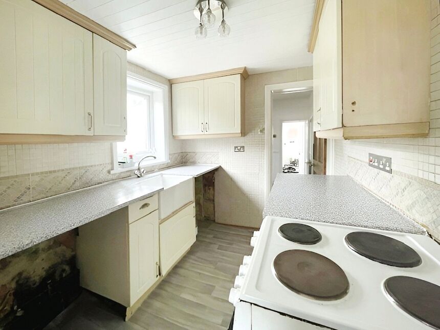 3 bedroom Mid Terrace House to rent, Magpie Hall Road, Chatham, ME4 £