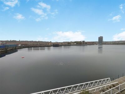 2 bedroom Flat for sale