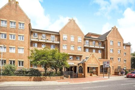 High Street, 1 bedroom  Flat for sale, £60,000