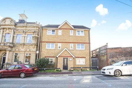 Manor Road, 1 bedroom  Flat for sale, £125,000