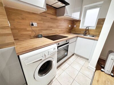 Chatham Hill, 1 bedroom  Flat for sale, £140,000