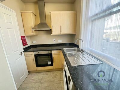 High Street, 2 bedroom  Flat to rent, £1,250 pcm