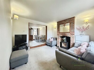 2 bedroom Mid Terrace House for sale