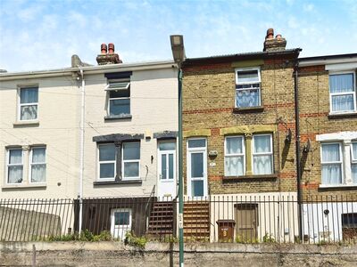 Upper Luton Road, 2 bedroom Mid Terrace House to rent, £1,350 pcm