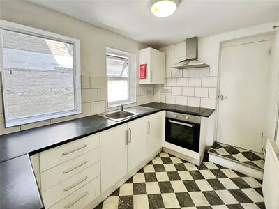 2 bedroom Mid Terrace House to rent