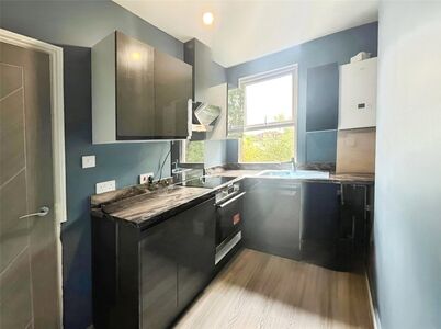 Coronation Road, 1 bedroom  Flat to rent, £950 pcm